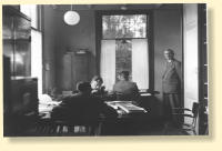 Secretarie gemeentehuis, staand rechts burgemeester D. Thomassen � Thuessink van der Hoop van Slochteren (1946-1956)